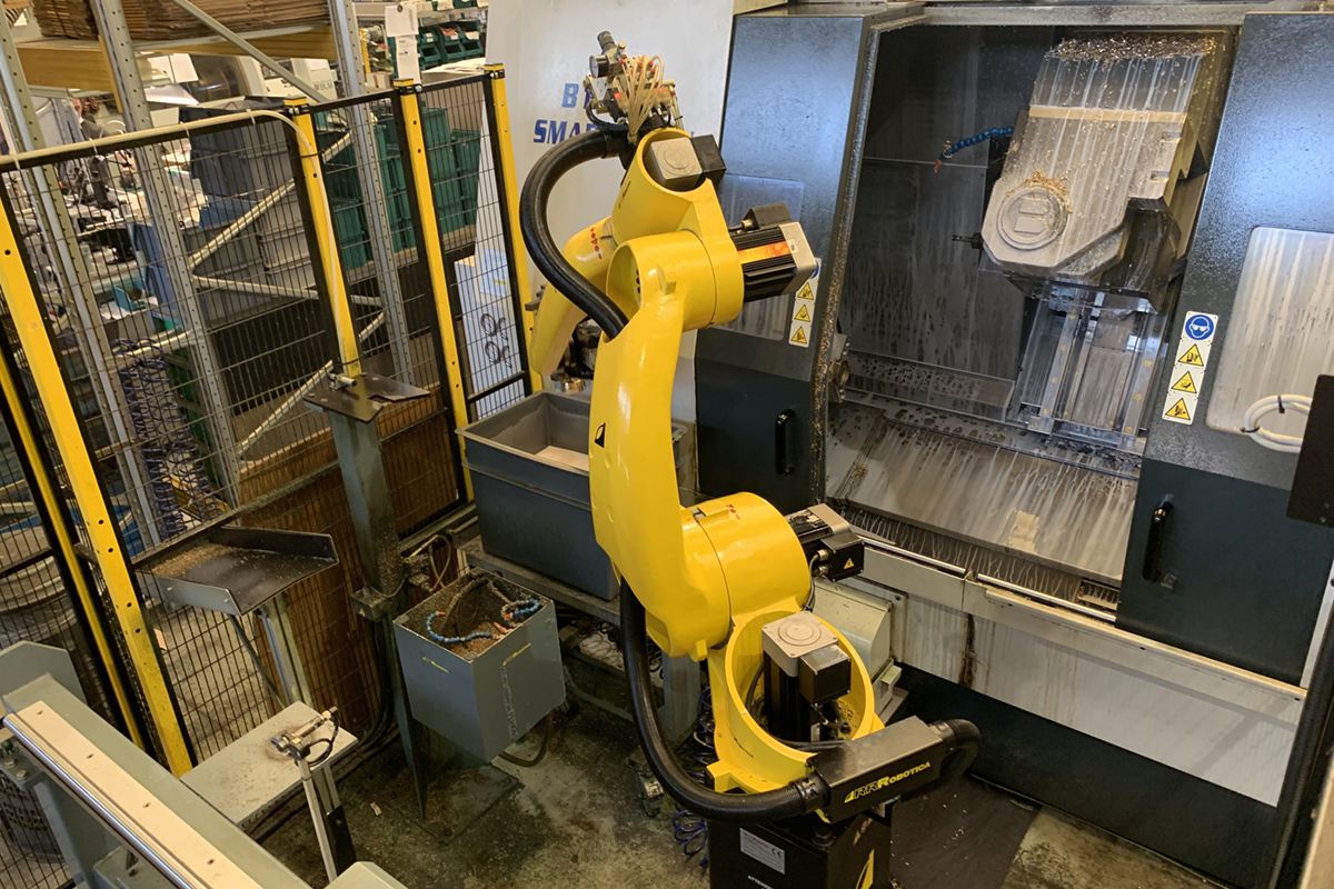 Centro de mecanizado CNC con robot de carga en la planta de Bezzera