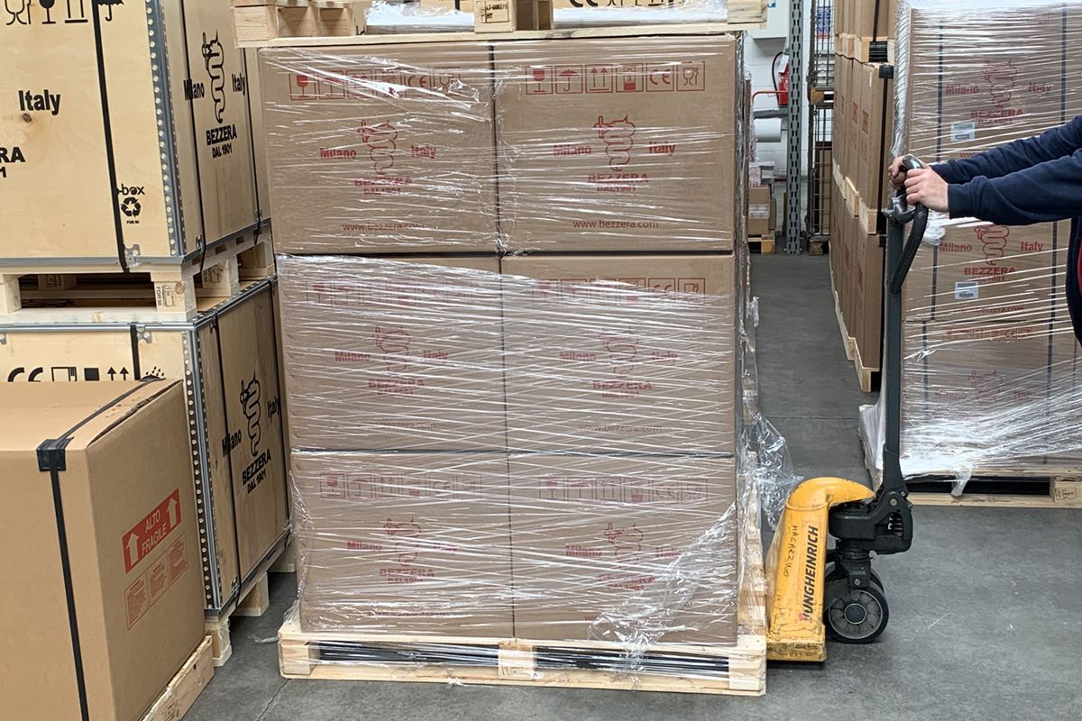 Máquinas Bezzera empacadas para exportación en Milán