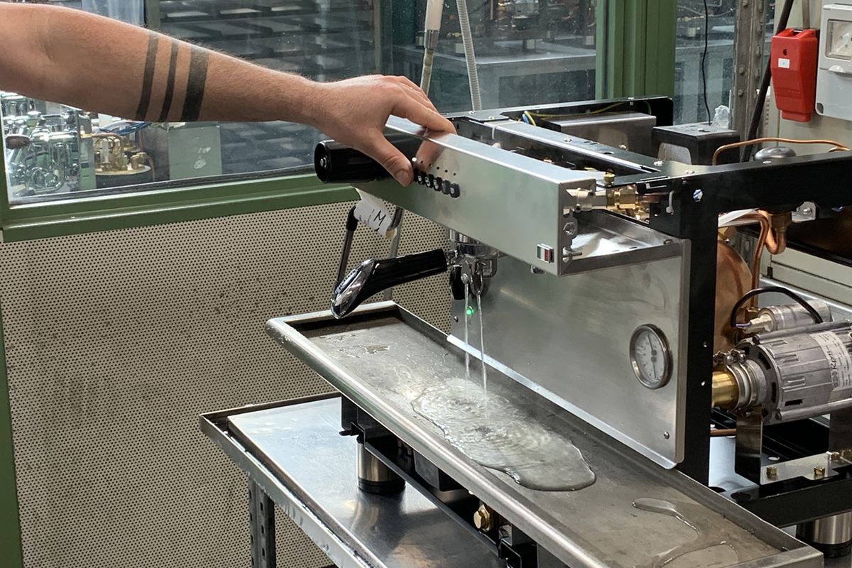 Prueba final de una máquina Bezzera en fábrica